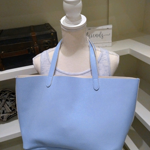 Stunning xlarge weekender tote!!🥰🏝🏖💛💋 - Picture 2 of 3